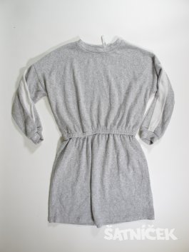 Úpletové šaty pro holky šedo bílé secondhand